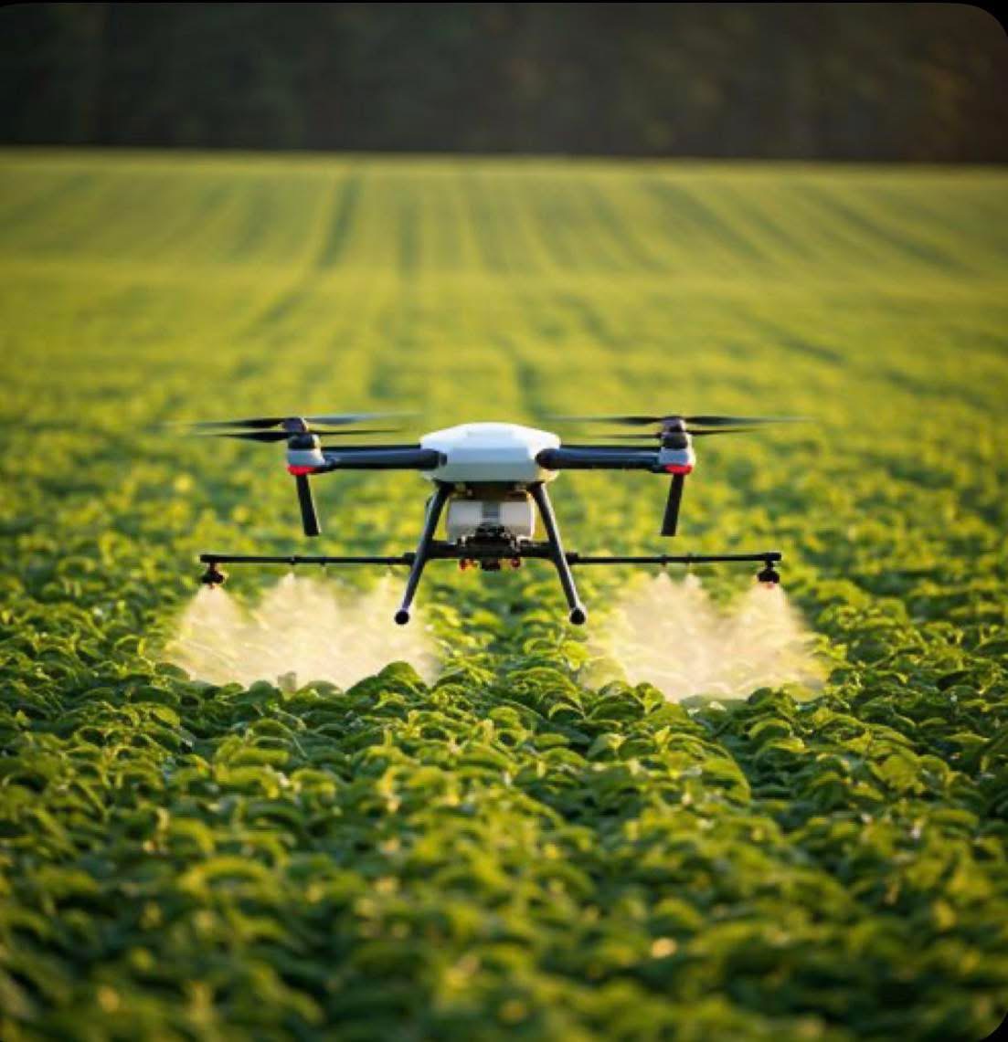 Dron fumigando cultivo
